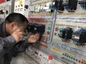 高處作業吊籃安裝拆卸工需要進一步核查現場安全鎖編號