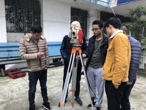 施工員的工作是處理現場問題，是工程指揮部和施工隊的聯絡人