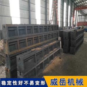 鑄鐵地軌占地面積小，機械加工中應變能力強。