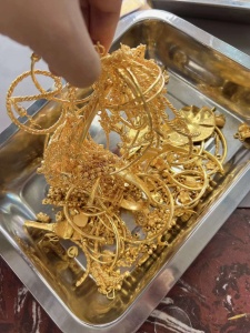 高價回收黃金項(xiàng)鏈?zhǔn)骤C金條硬金首飾鉆石鉆戒18k金